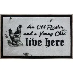 Dørmåtte 45 x 75 cm skridsikker - "an old rooster and a young chick live her" - DØRMÅTTER