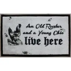 Dørmåtte 45 x 75 cm skridsikker - "an old rooster and a young chick live her" - 